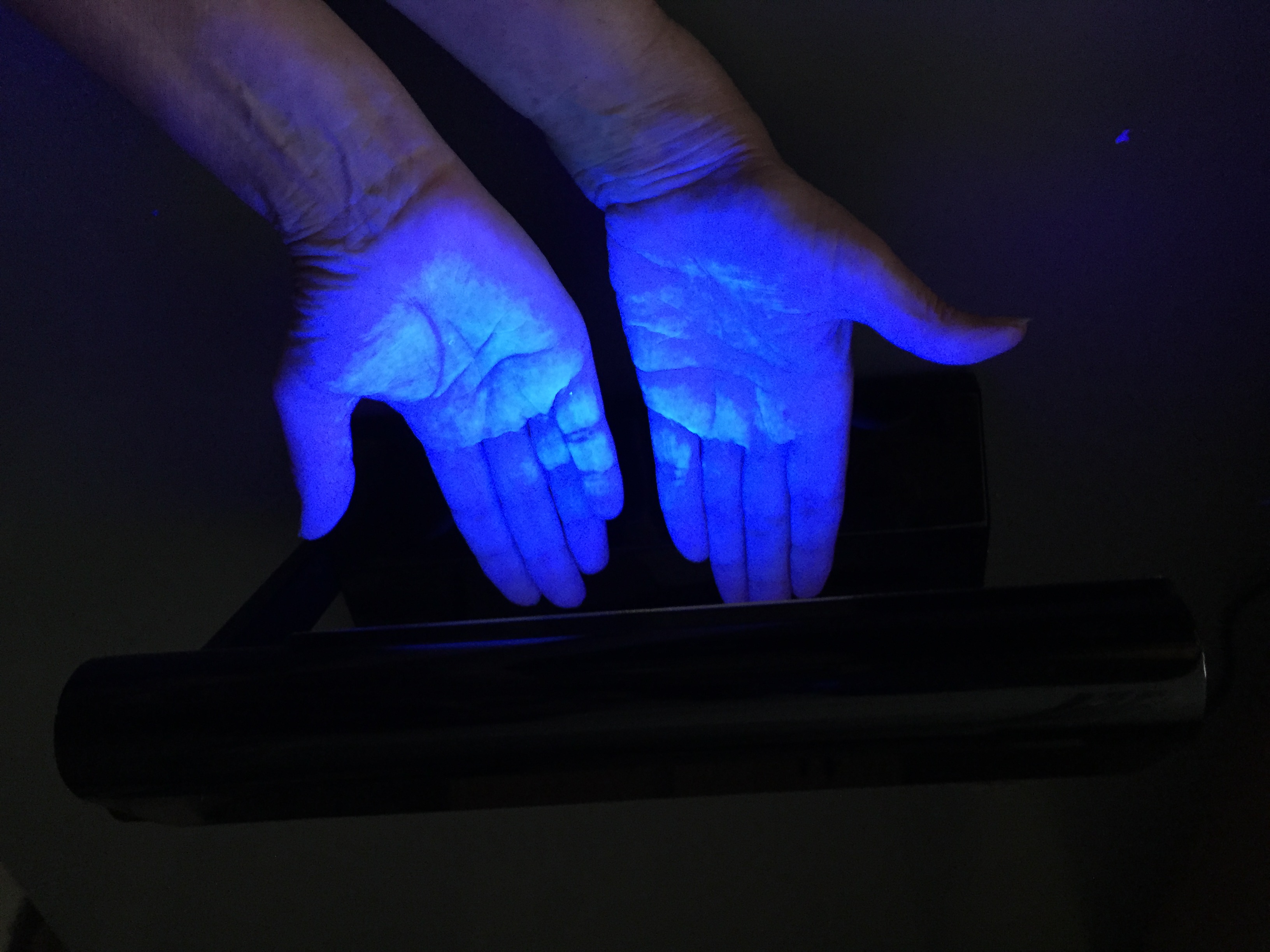 UV-A Licht Lampe zur Kontrolle der Händedesinfektion - Hygiene