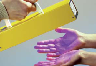 UV Händekontrolle mit Schwarzlicht